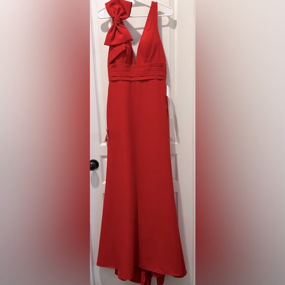 NWT Mac Duggal Sleeveless Plunging V
Mermaid Gown w Shoulder Bow Red B2 - Picture 2 of 12